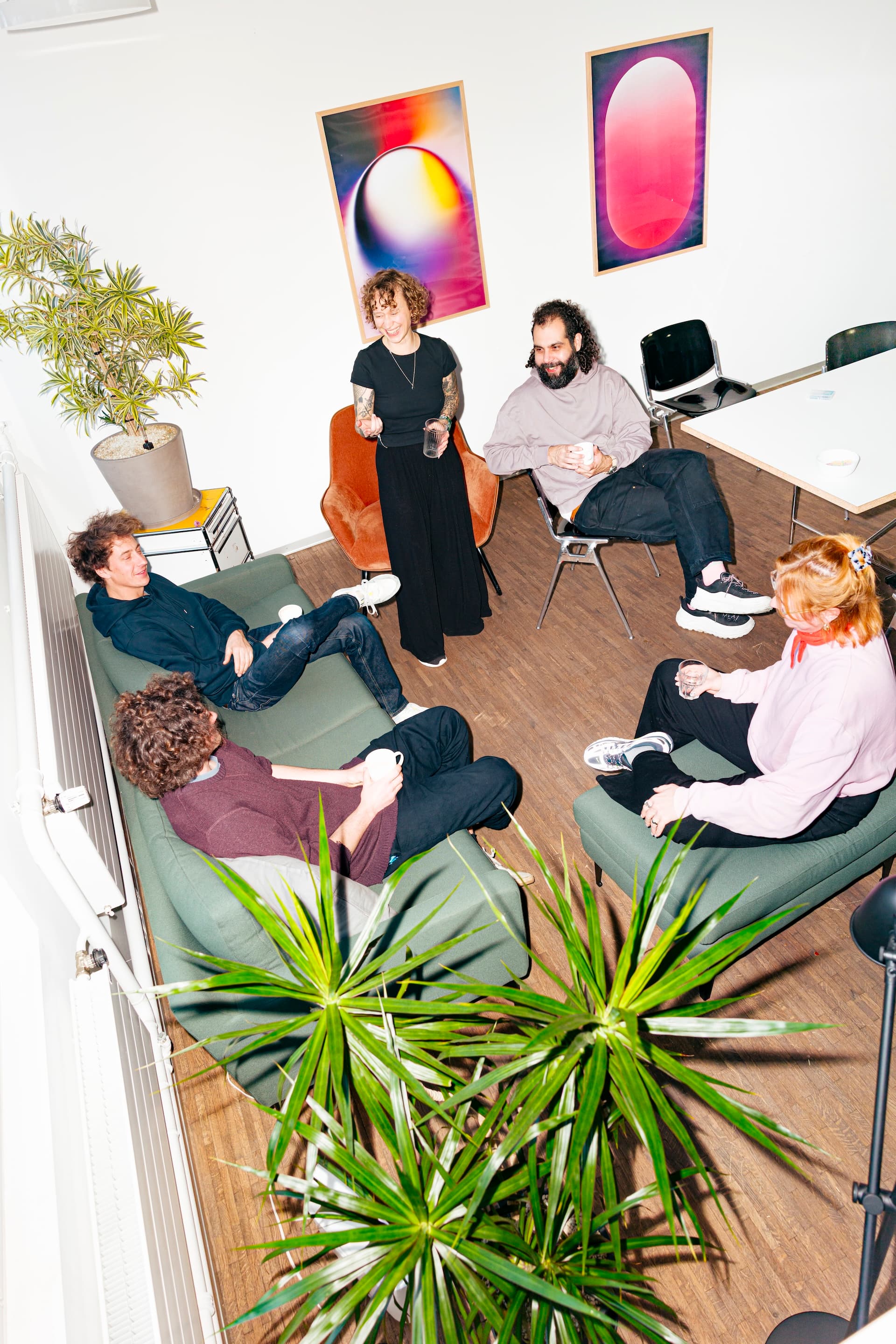 Zeilenwerk Team bei der Besprechung eines Projekts